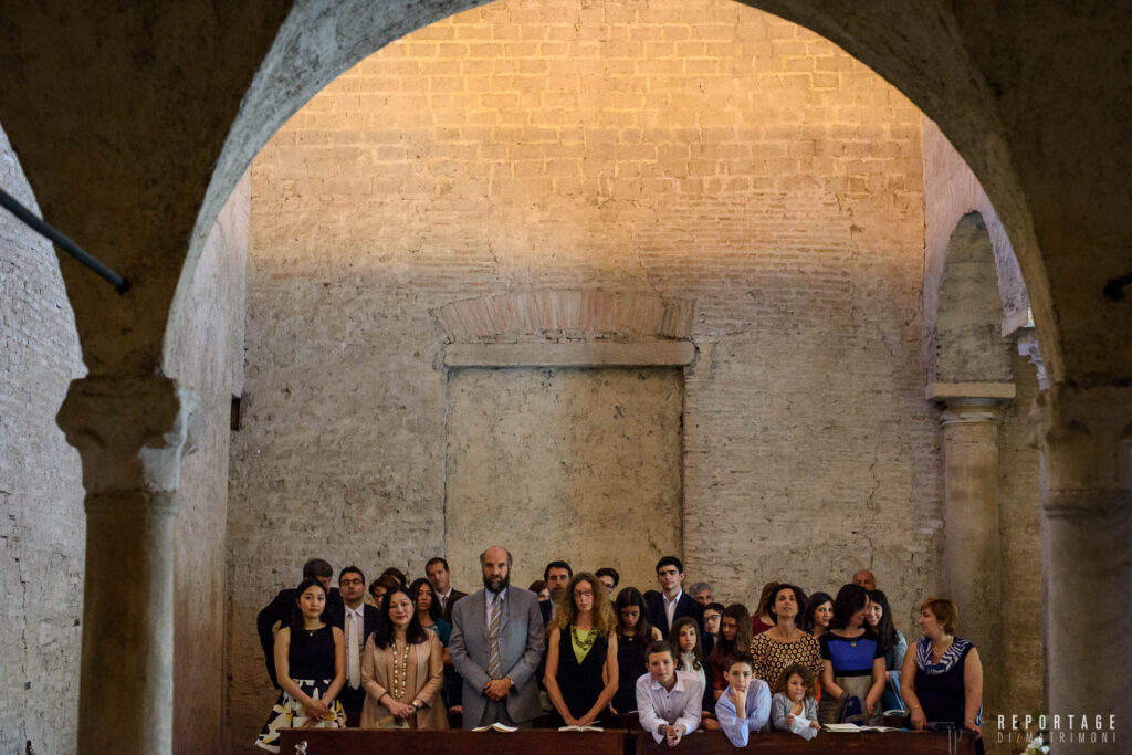 Invitati durante cerimonia all'Abbazia di Sant'Andrea in Flumine Invitati matrimonio Abbazia nel Lazio