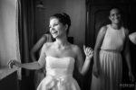 Sposa felice con amiche durante preparazione matrimonio Sant'Andrea in Flumine