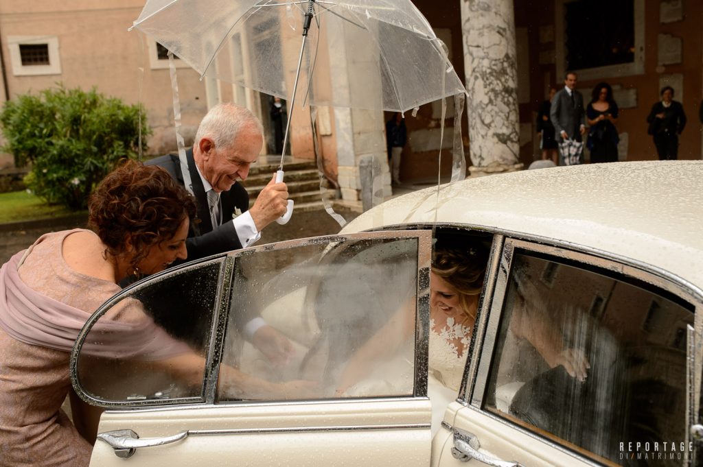 arrivo sposa nozze con pioggia