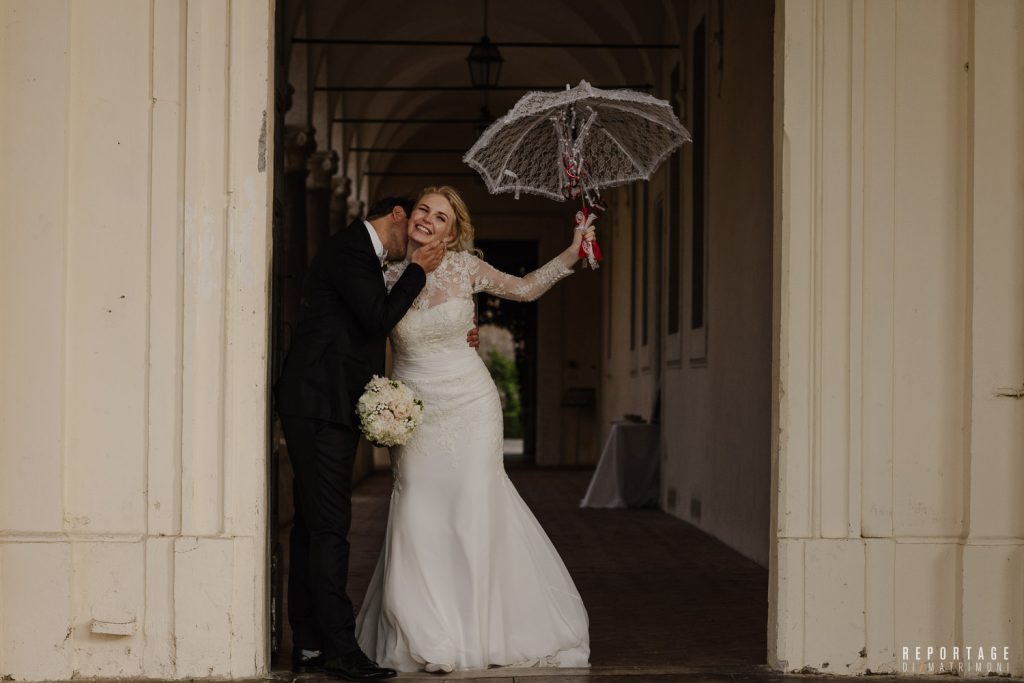 sposi matrimonio pioggia